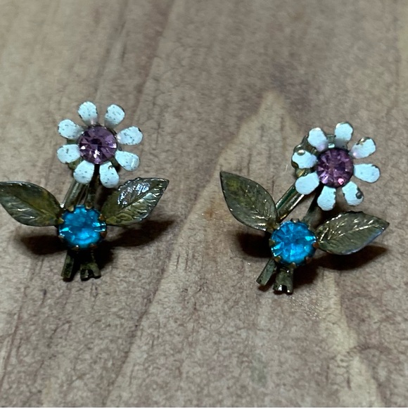 Jewelry - Vintage Daisy enamel Floral screw on Stud Earrings gold tone with blue stone.